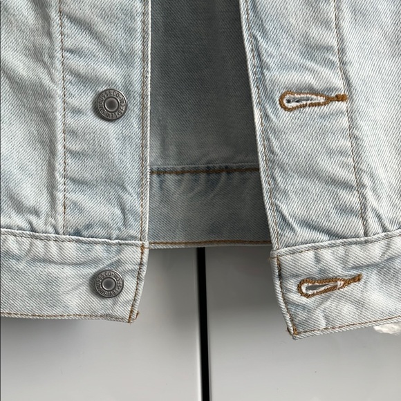 LEVI’S NWOT Light Blue Embroidered Denim Jacket, Size M - Picture 7 of 14
